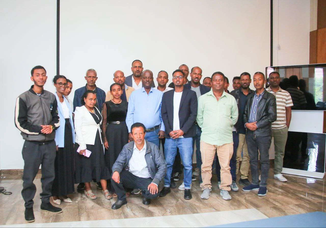 የእንስሳት ኢንቨስመንት ግብይት ስትራቴጂን ለማርቀቅ እንዲሁም የእንስሳትና እንስሳት ውጤት ግብይት ረቂቅ አዋጅን ማዳበር የሚያስችል ውይይት እየተደረገ ነው፡፡ በግብርና ሚኒስቴር የእንስሳትና ዓሳ ኢንቨስትመንትና ምርት ግብይት ዴስክ ኃላፊ አቶ ከድር ሉባንጎ መንግስት ፖሊሲዎችን፣ ስትራቴጂዎችን እና መመሪያዎችን በመቅረፅ ከእንስሳት ሀብቱ የሚገኘውን ጥቅም ለማሳደግ እየሰራ መሆኑን ተናግረዋል፡፡ የእንስሳትና እንስሳት ውጤት ግብይት ረቂቅ ስትራቴጂን እና አዋጅን ለአብነት የጠቀሱት ዴስክ ኃላፊው፣ ረቂቆቹ ፀድቀው ወደ ትግበራ ሲገቡ በእንስሳትና የእንስሳት ውጤት ግብይት ሂደት የምርት ጥራትን የሚያጓድሉ አሰራሮችን ያስቀራሉ ብለዋል፡፡
